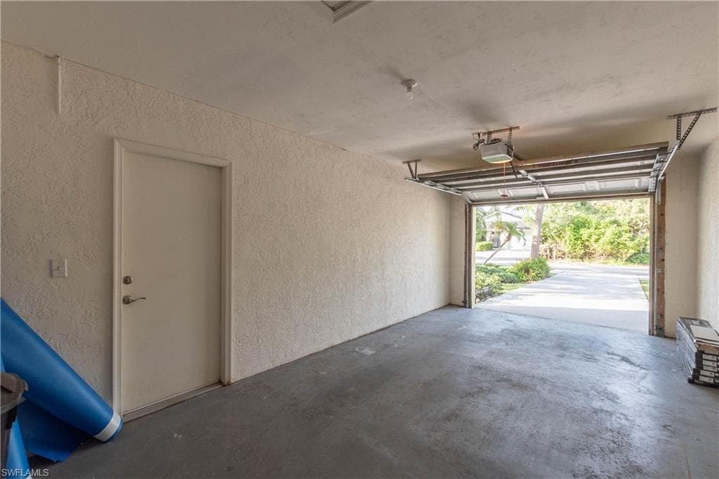 812 102nd Ave N, Naples, FL 34108-28