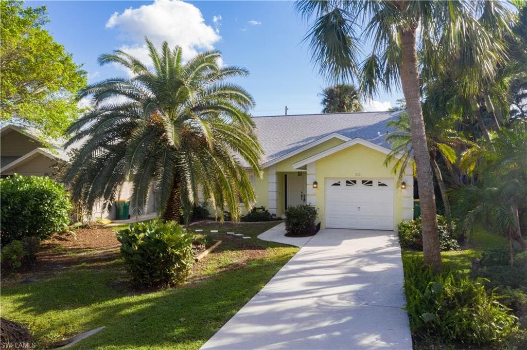 812 102nd Ave N, Naples, FL 34108-2