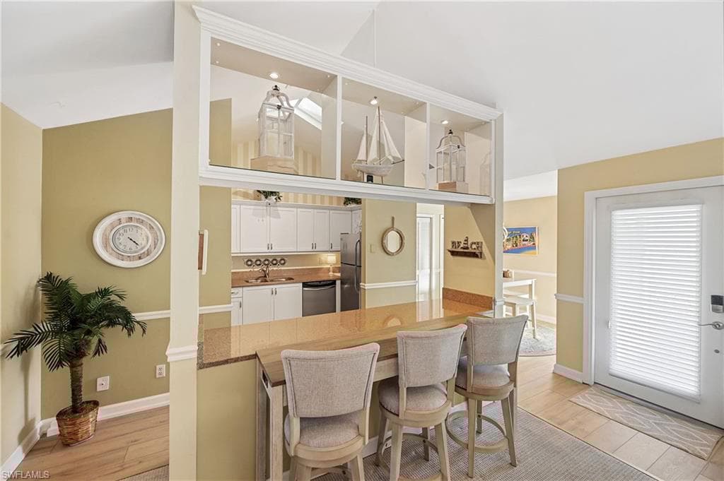880 8th Ave S 202, Naples, FL 34102-14