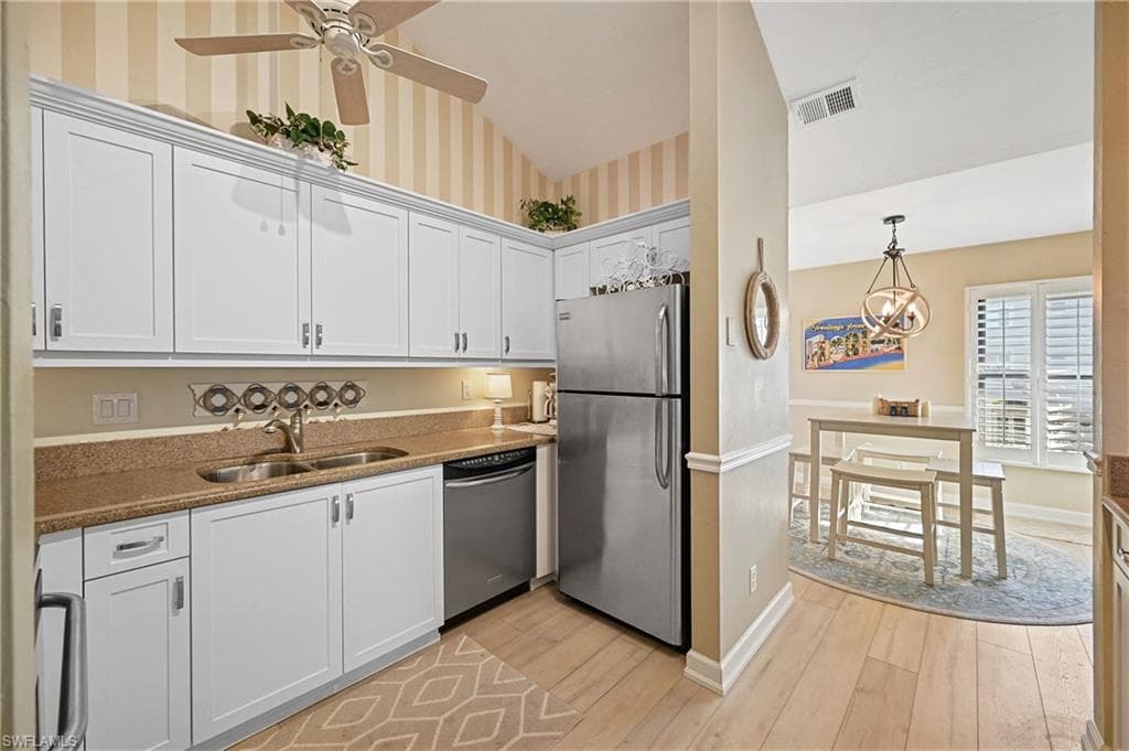 880 8th Ave S 202, Naples, FL 34102-21