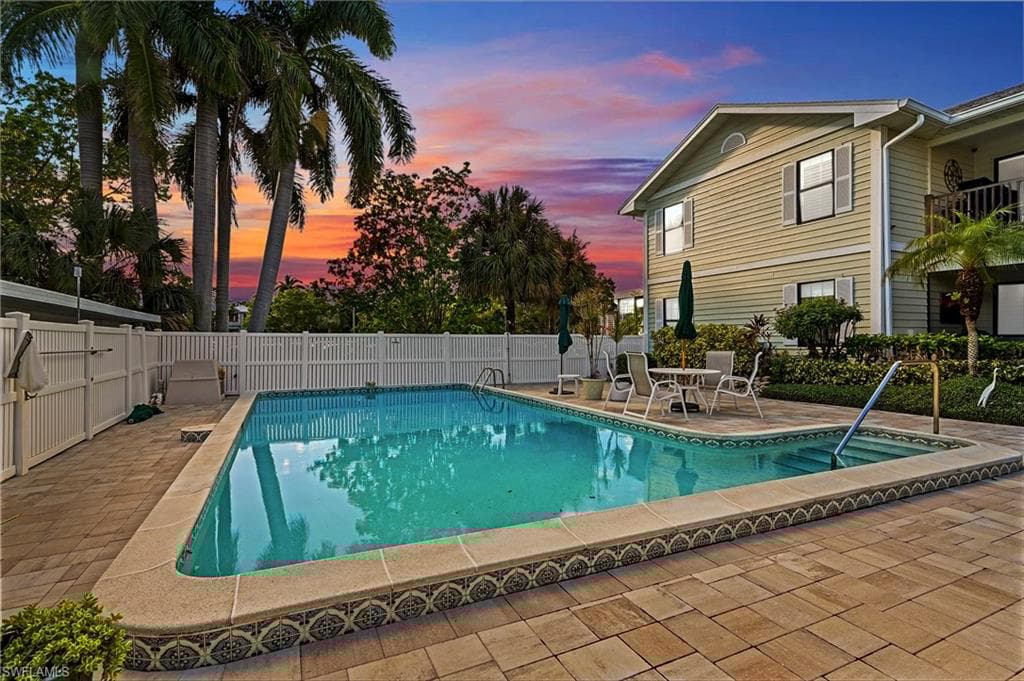 880 8th Ave S 202, Naples, FL 34102-2