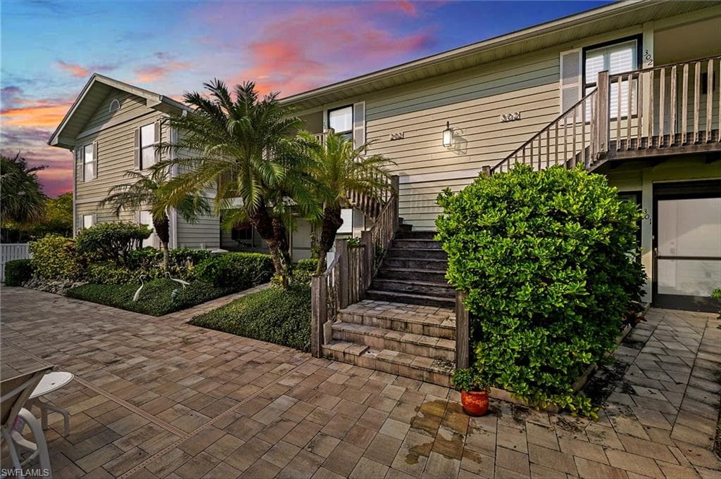 880 8th Ave S 202, Naples, FL 34102-3