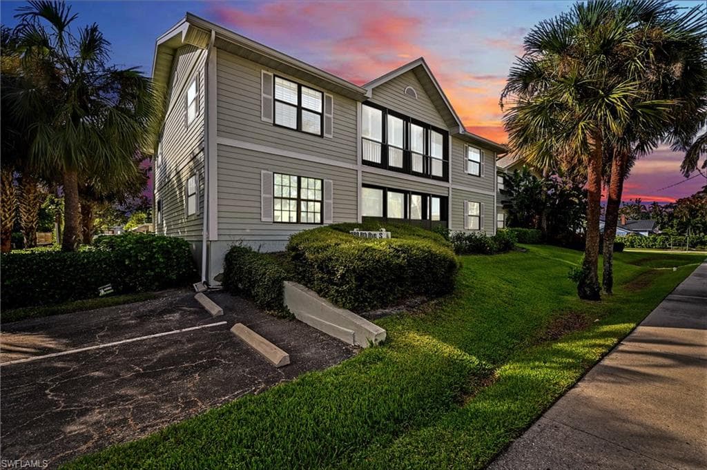 880 8th Ave S 202, Naples, FL 34102-4