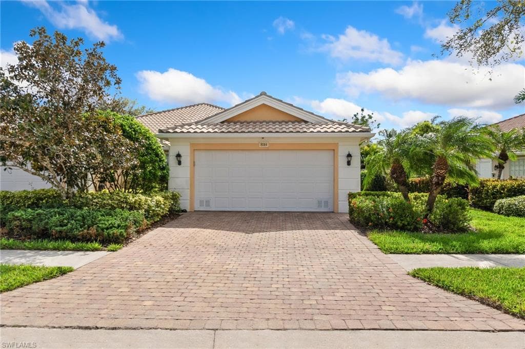 8084 Xenia Ln, Naples, FL 34114-23