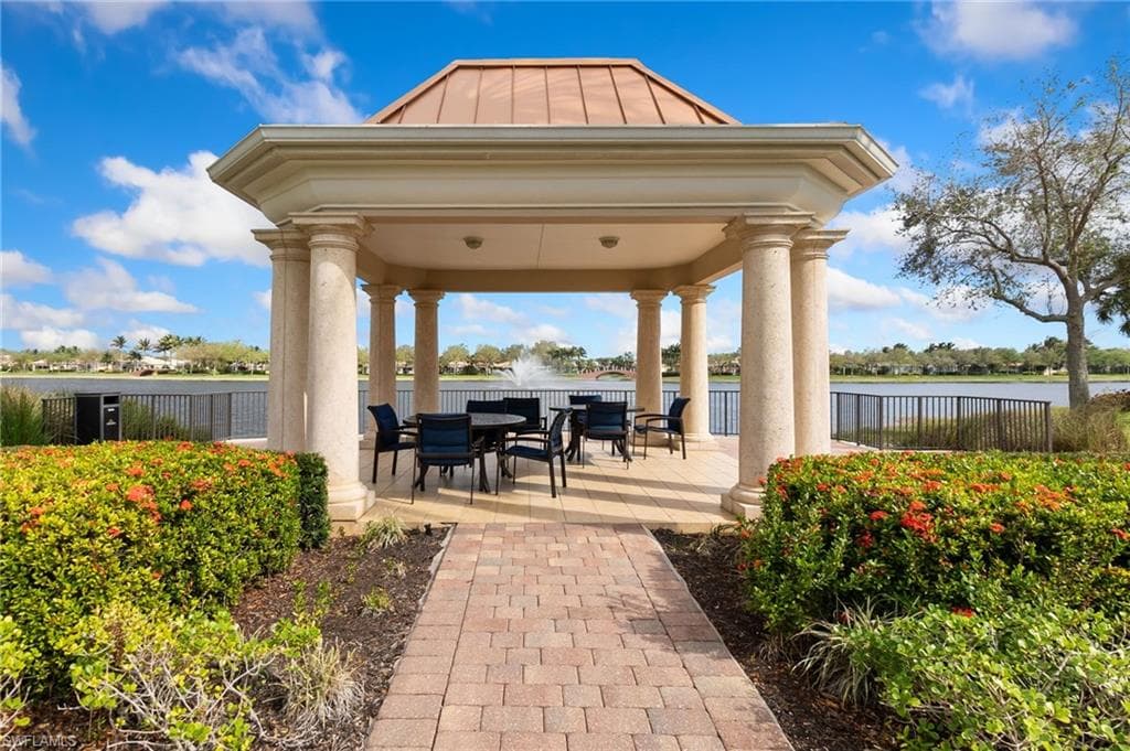 8084 Xenia Ln, Naples, FL 34114-32