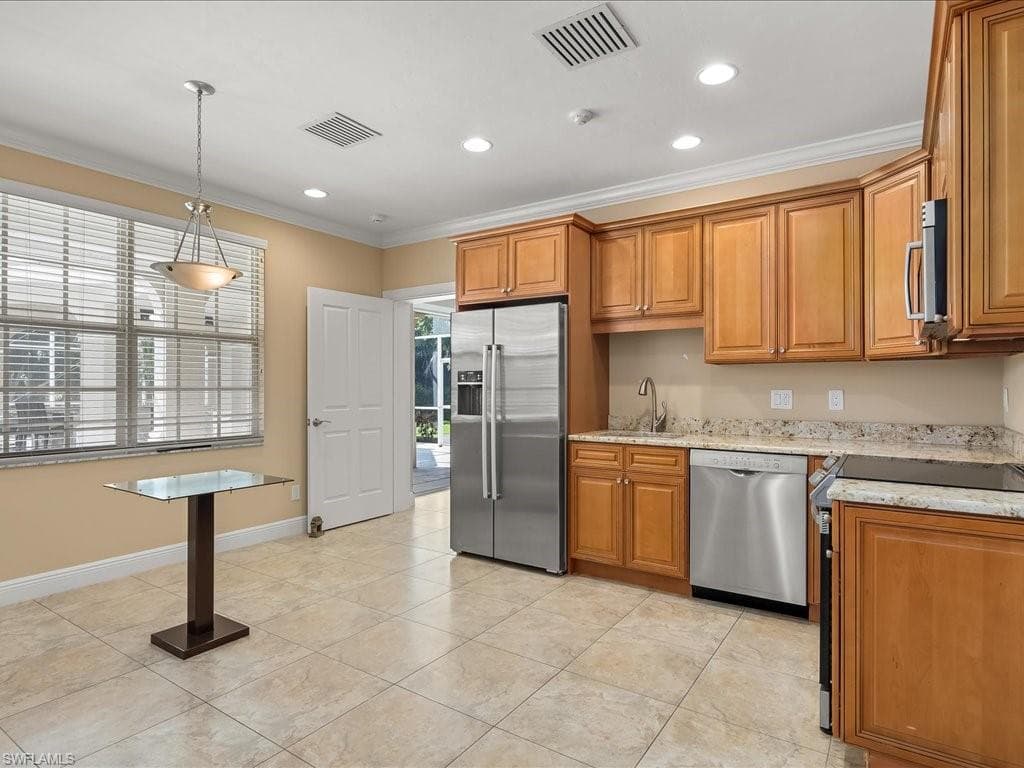 106 Eugenia Dr, Naples, FL 34108-32