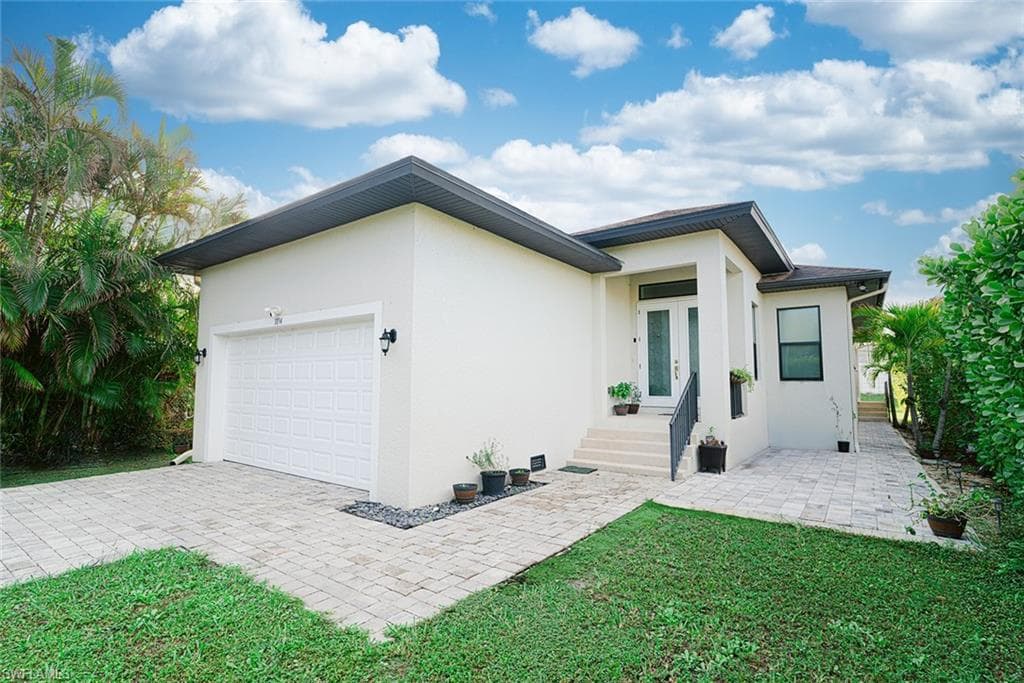 3194 Woodside Ave, Naples, FL 34112-4
