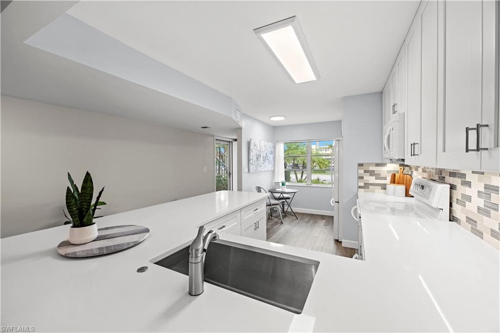 1055 Forest Lakes Dr F-102, Naples, FL 34105-8