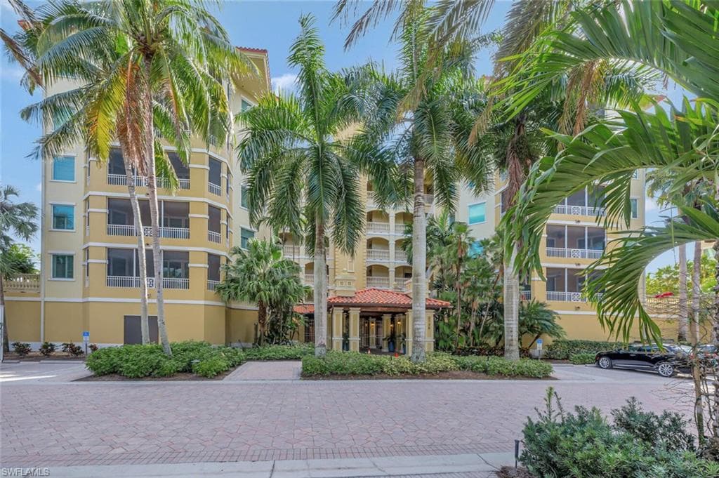 2738 Tiburon Blvd E B-303, Naples, FL 34109-4
