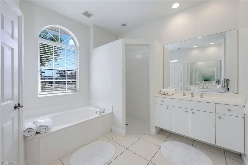 541 Hernando Dr, Marco Island, FL 34145-18