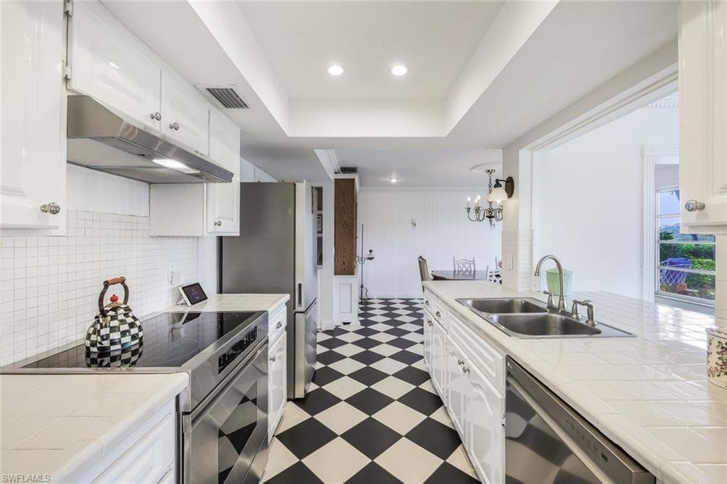 4460 Lakewood Blvd, Naples, FL 34112-13