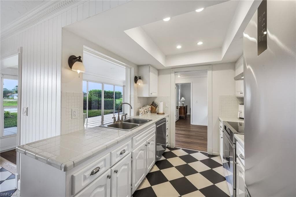 4460 Lakewood Blvd, Naples, FL 34112-16