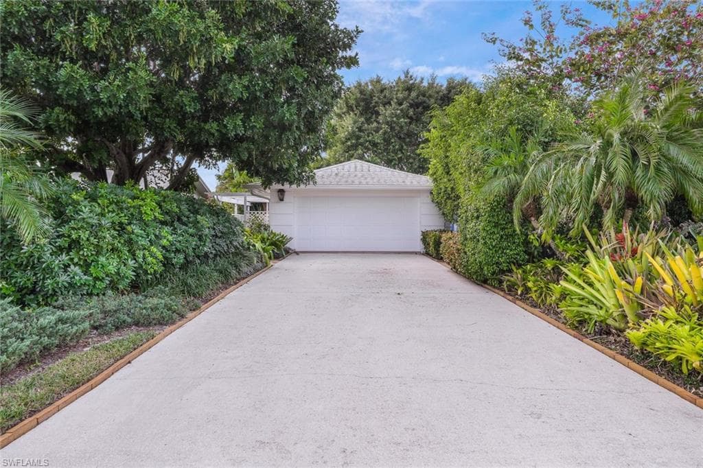 4460 Lakewood Blvd, Naples, FL 34112-7