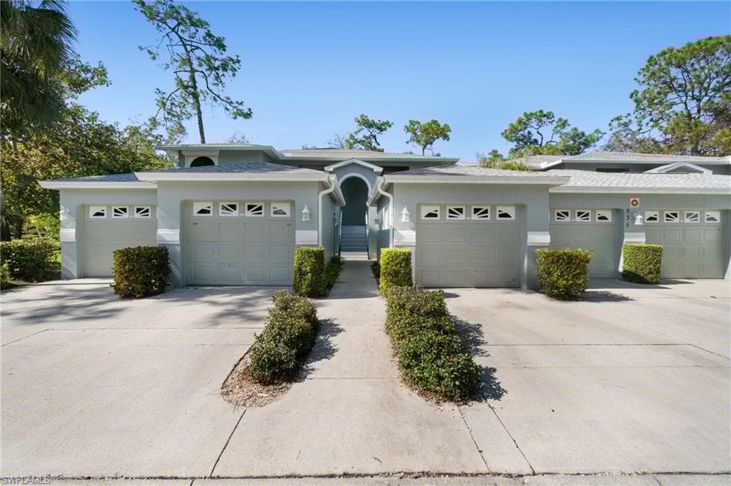 935 New Waterford Dr F-202, Naples, FL 34104-2