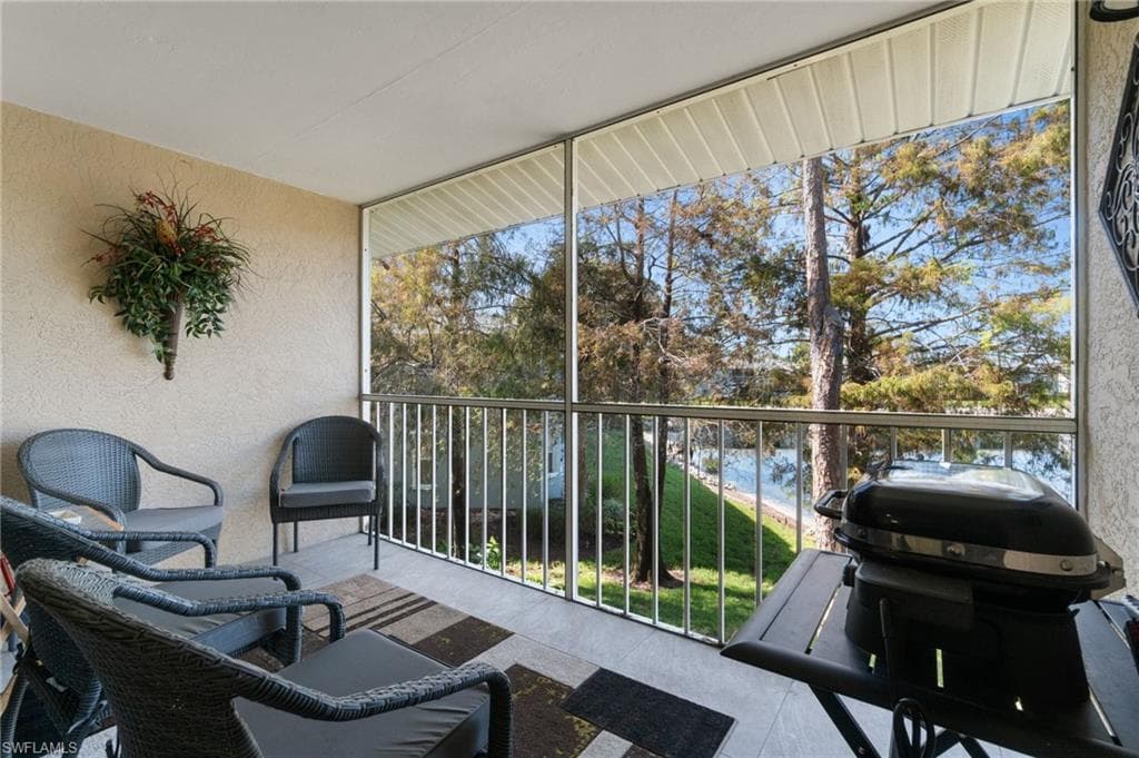 935 New Waterford Dr F-202, Naples, FL 34104-35
