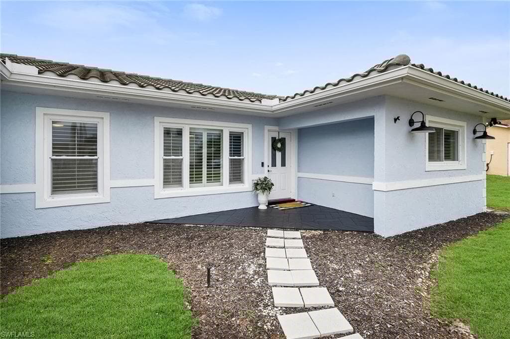 461 Quail Dr, Marco Island, FL 34145-46