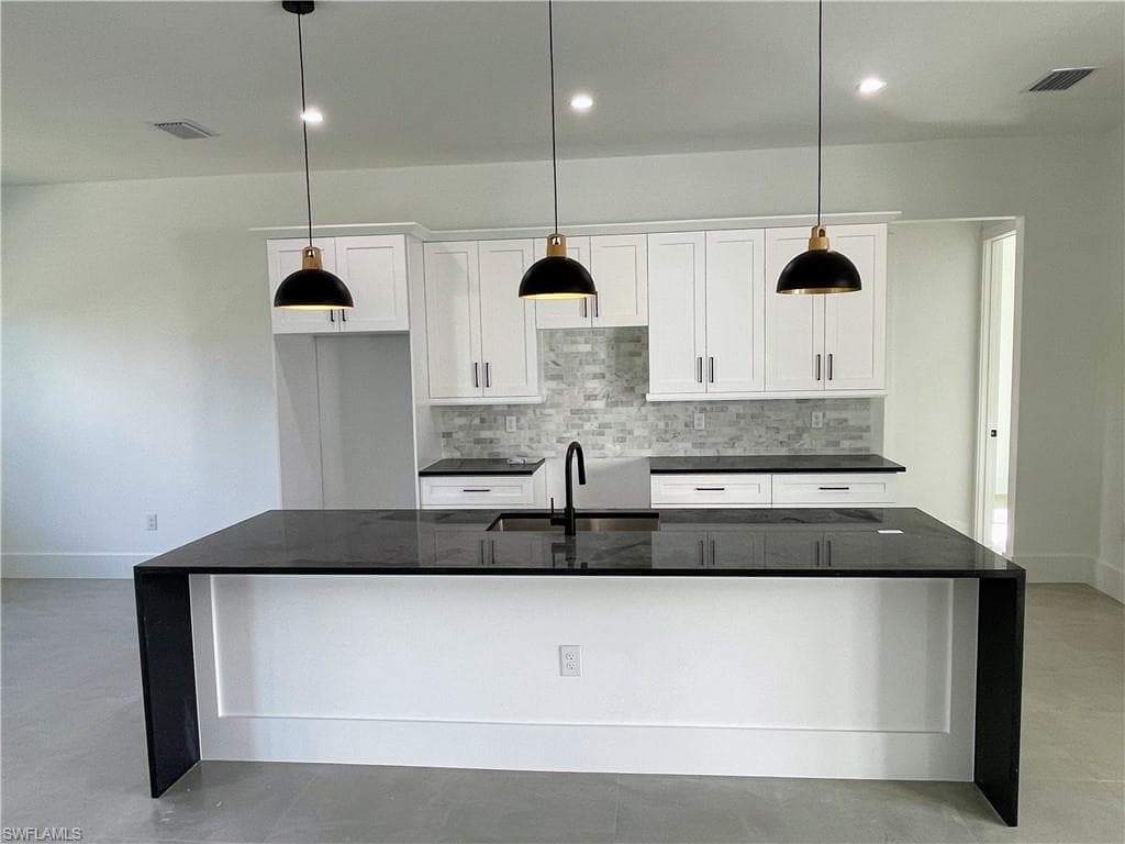 442 4th St SE, Naples, FL 34117-4