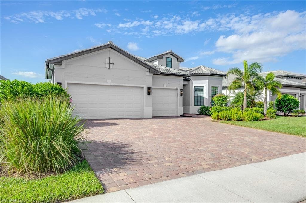 6851 Winding Cypress Dr, Naples, FL 34114-4