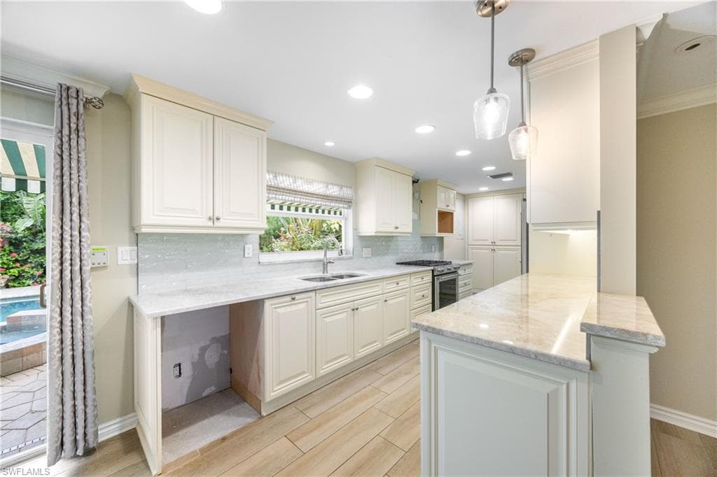 1135 7th St S, Naples, FL 34102-9