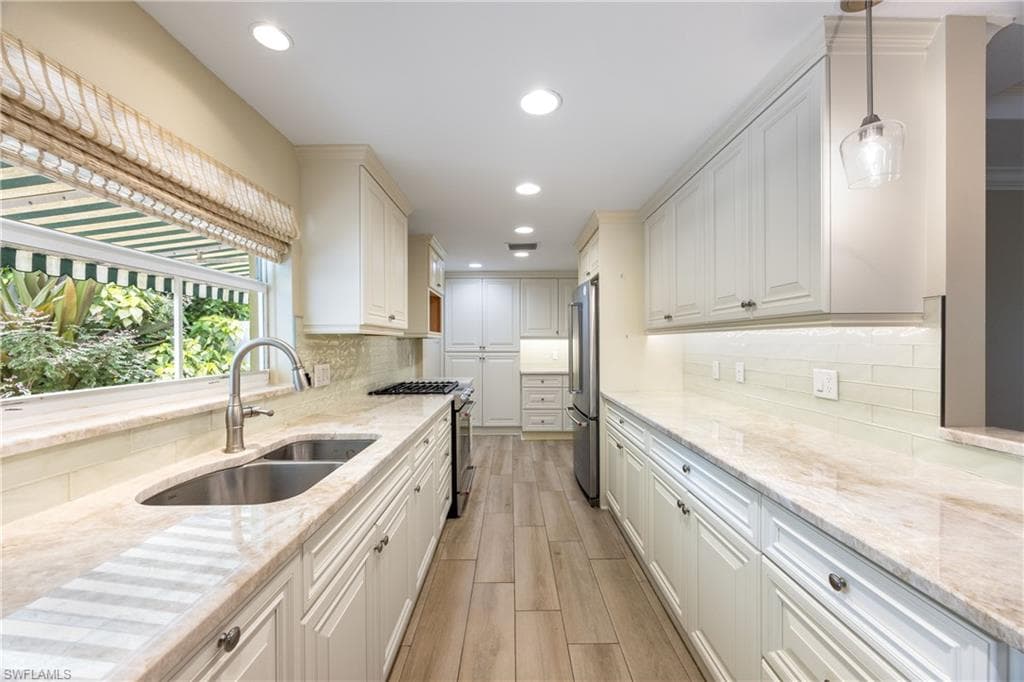1135 7th St S, Naples, FL 34102-10