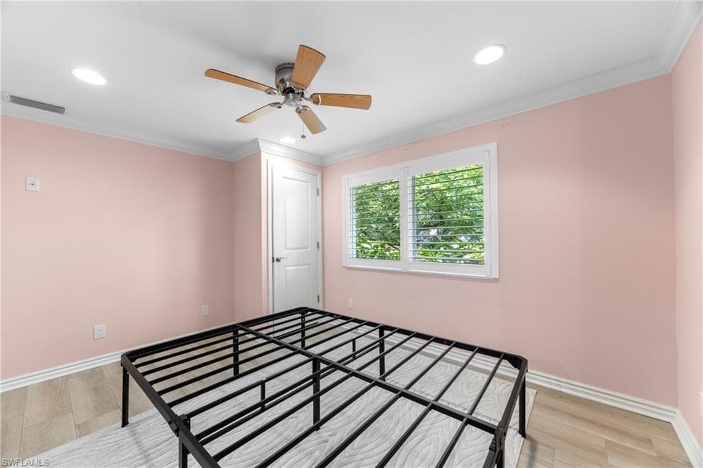 1135 7th St S, Naples, FL 34102-16