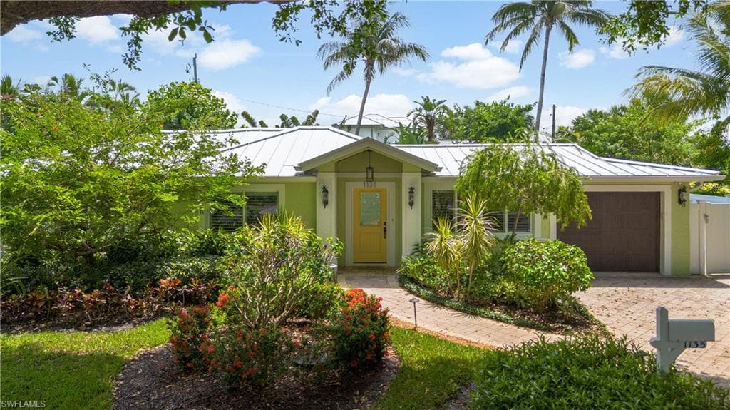 1135 7th St S, Naples, FL 34102-1