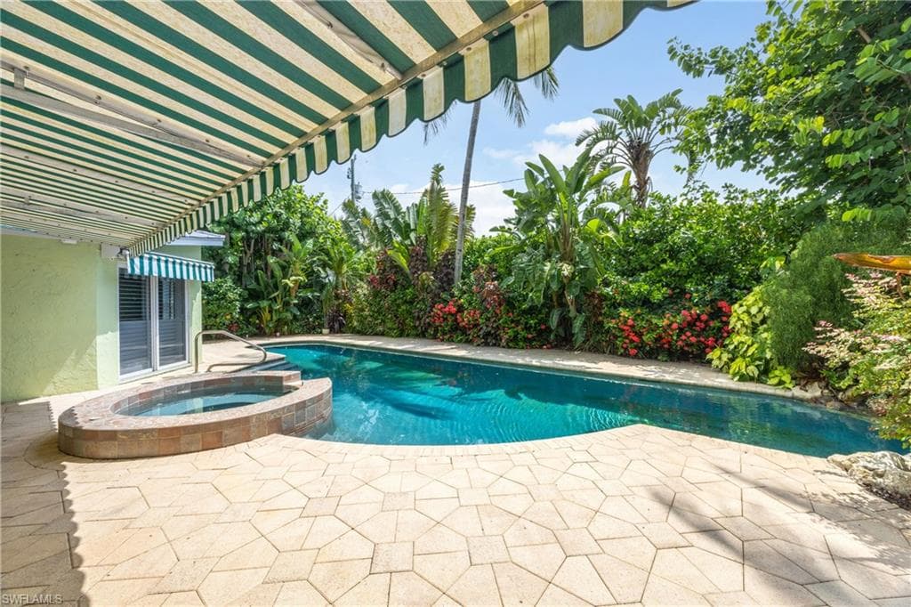 1135 7th St S, Naples, FL 34102-28