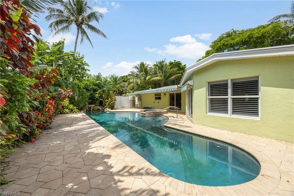 1135 7th St S, Naples, FL 34102-30