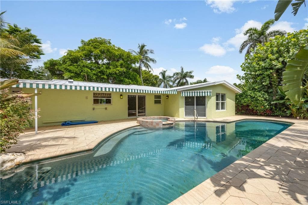 1135 7th St S, Naples, FL 34102-31