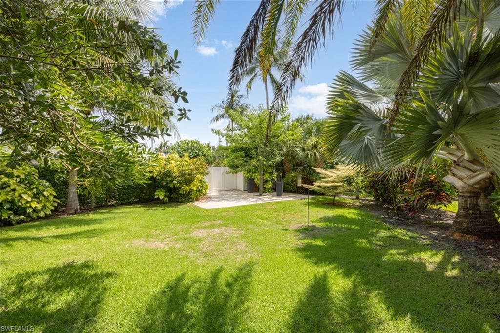 1135 7th St S, Naples, FL 34102-33