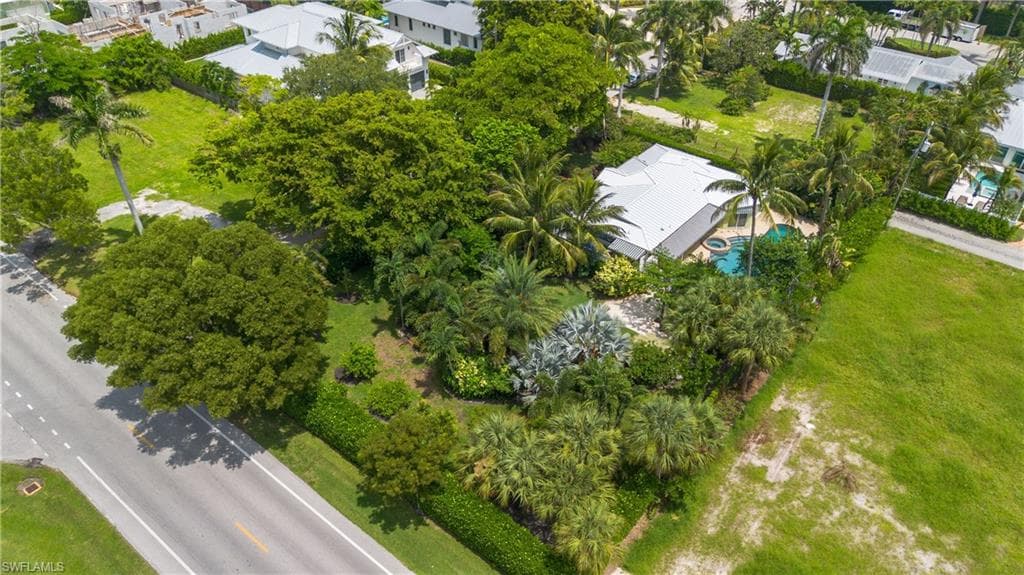1135 7th St S, Naples, FL 34102-39