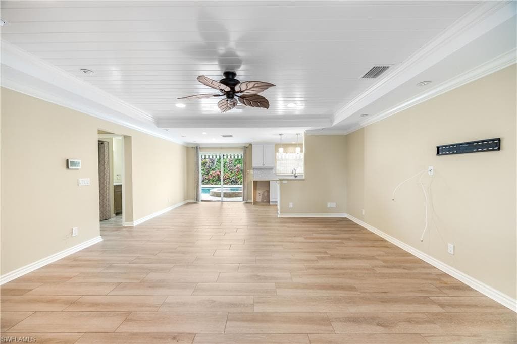 1135 7th St S, Naples, FL 34102-4