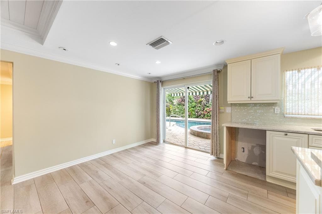 1135 7th St S, Naples, FL 34102-8