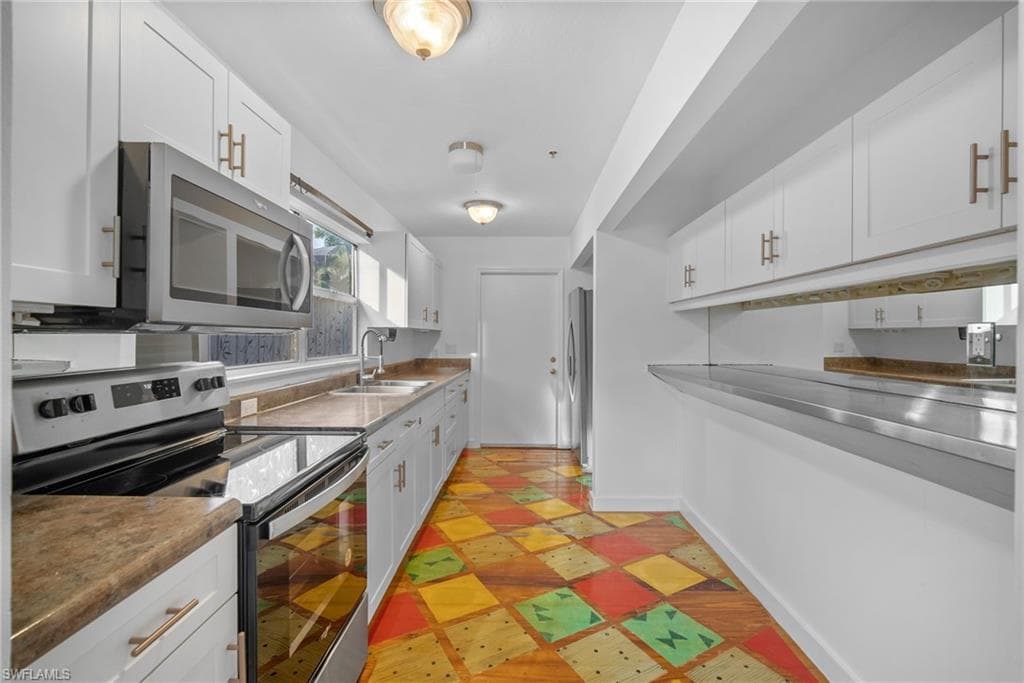 1375 Sandpiper St, Naples, FL 34102-9
