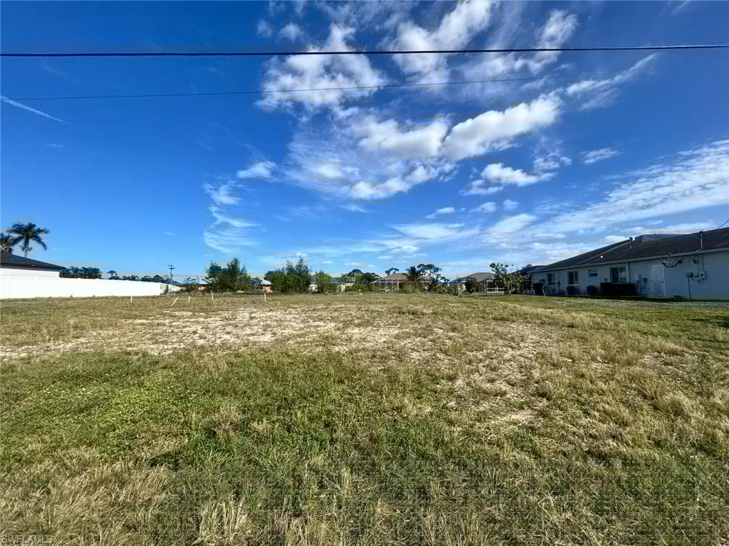 2007 15th Pl, Cape Coral, FL 33991-2