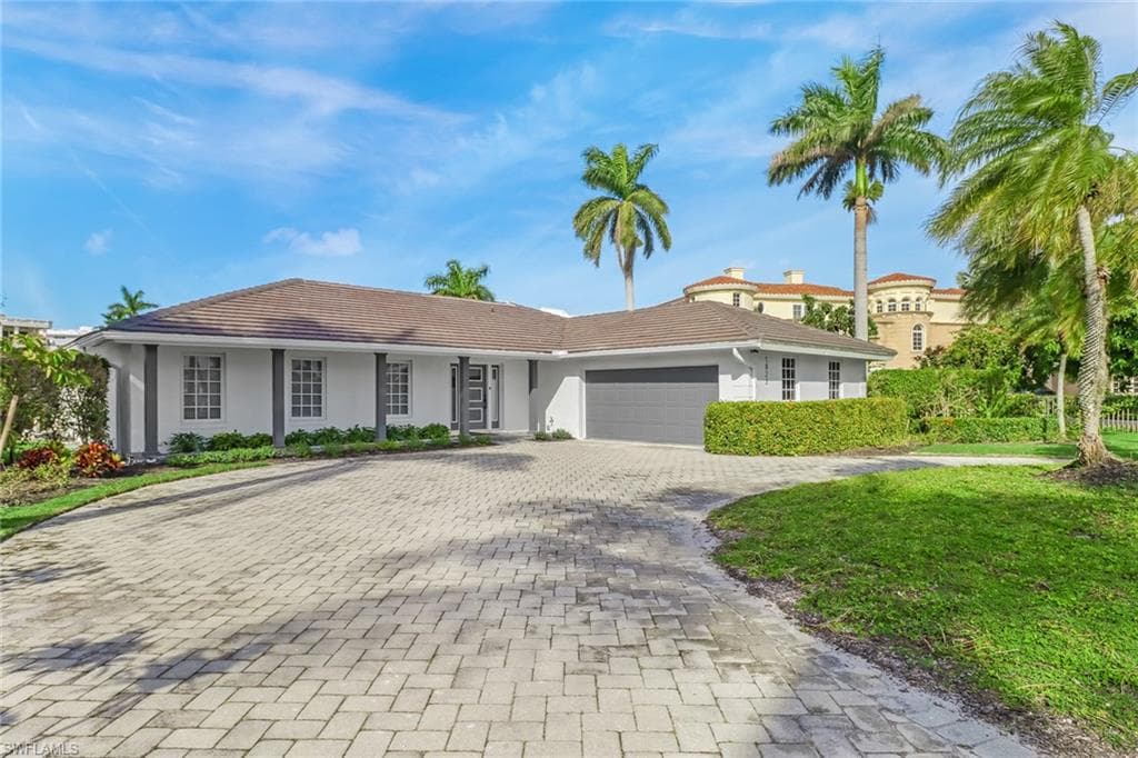 1823 Hurricane Harbor Ln, Naples, FL 34102-1
