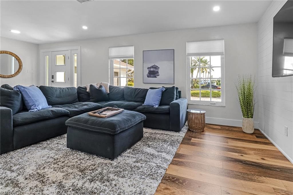 1823 Hurricane Harbor Ln, Naples, FL 34102-3