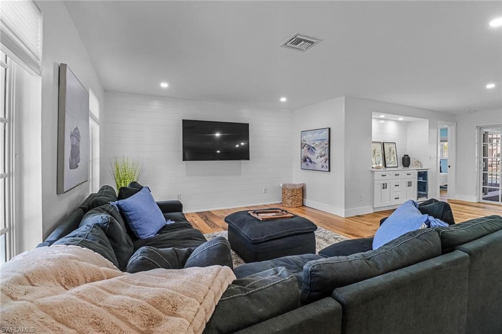 1823 Hurricane Harbor Ln, Naples, FL 34102-4