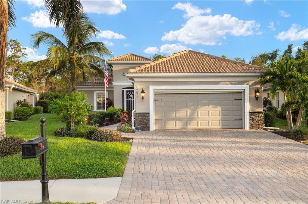 14579 Manchester Dr, Naples, FL 34114-1