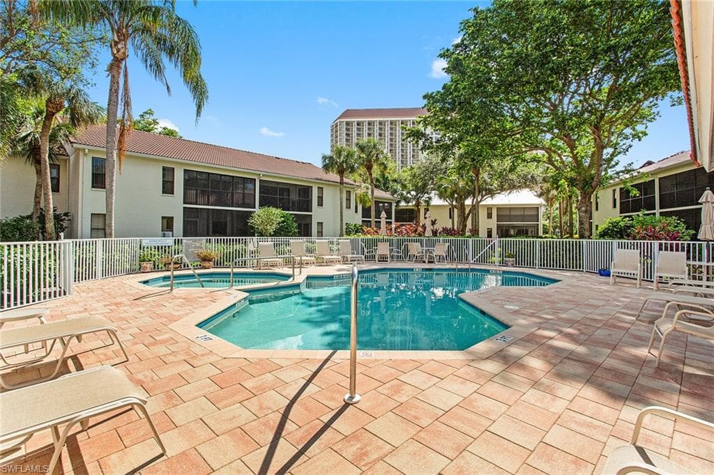 525 Serendipity Dr 525, Naples, FL 34108-16