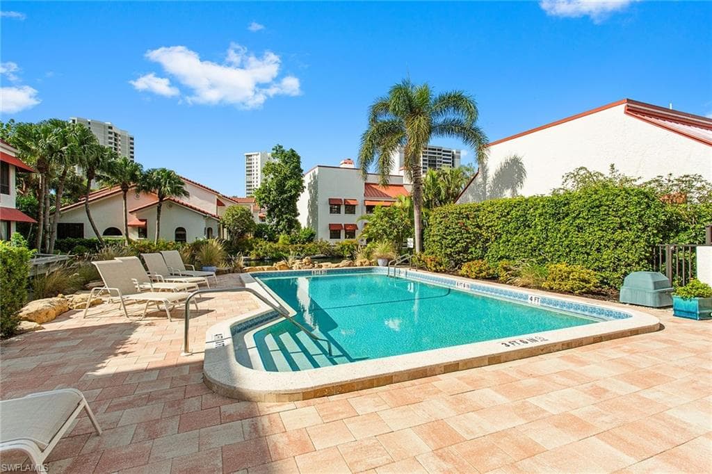 525 Serendipity Dr 525, Naples, FL 34108-21