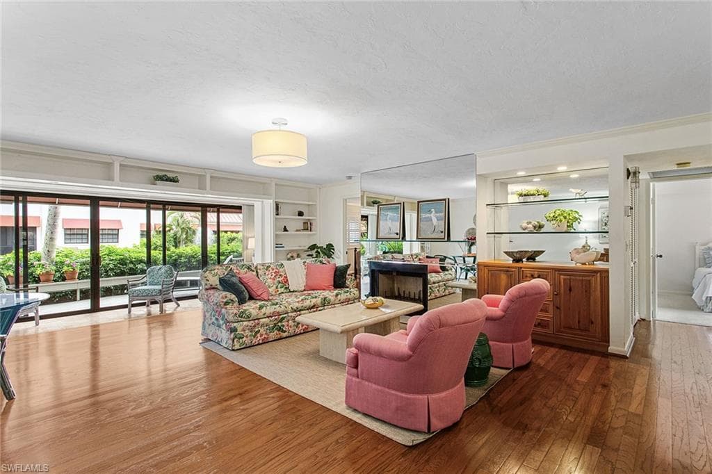 525 Serendipity Dr 525, Naples, FL 34108-2