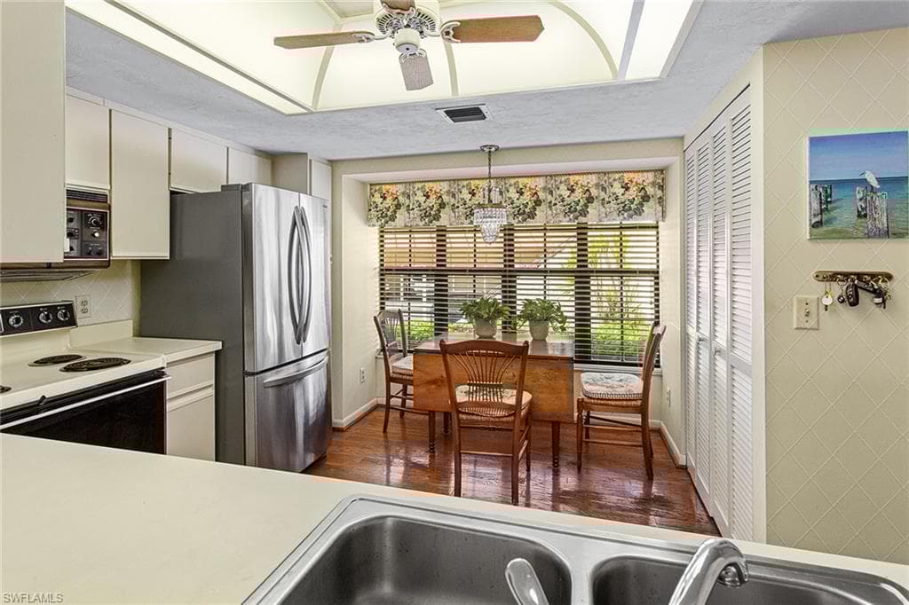 525 Serendipity Dr 525, Naples, FL 34108-7