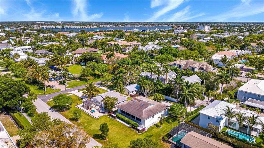 560 9th Ave S, Naples, FL 34102-4