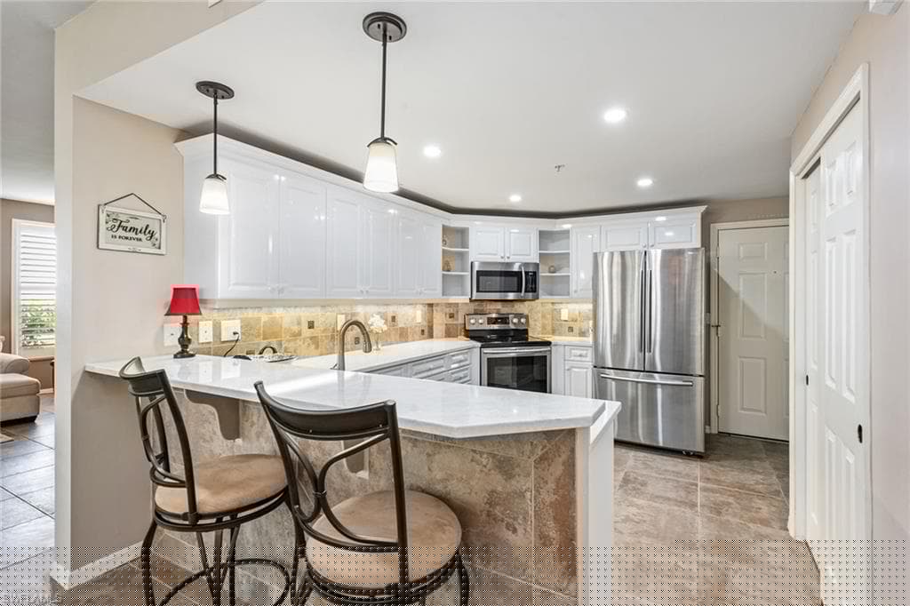 760 Waterford Dr 104, Naples, FL 34113-8