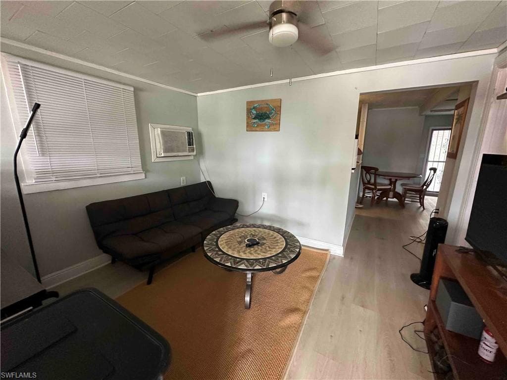 653 Palm Ave E, Naples, FL 34140-4