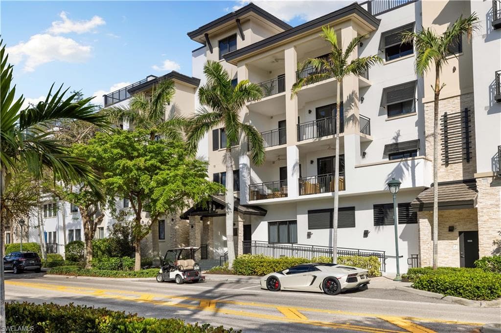 1035 3rd Ave S 203, Naples, FL 34102-1