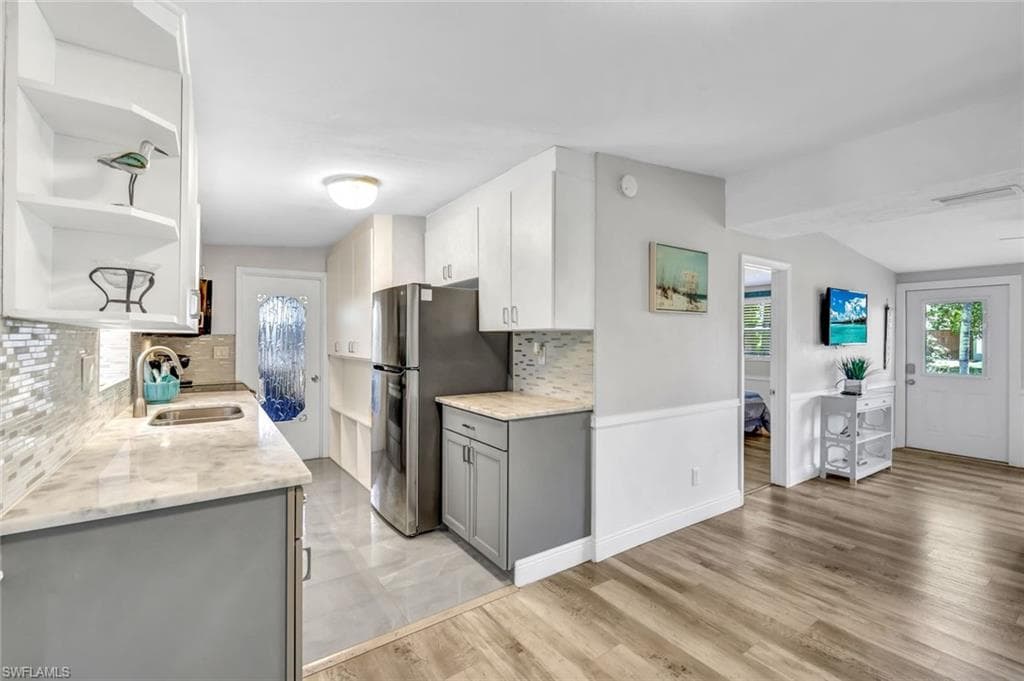 2047 Harbor Ln, Naples, FL 34104-8