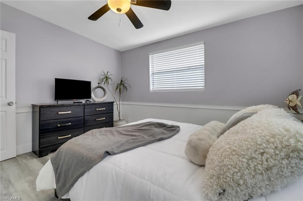 2047 Harbor Ln, Naples, FL 34104-18