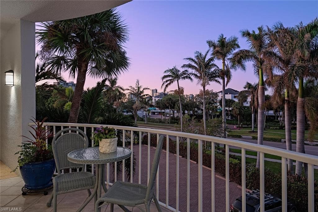 400 Park Shore Dr 303, Naples, FL 34103-14